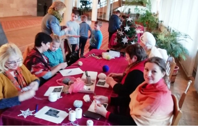 Фотоотчет мастер-класс по вязанию снежинки и изготовлению сувенирной елочки во Дворце культуры г. Барановичи